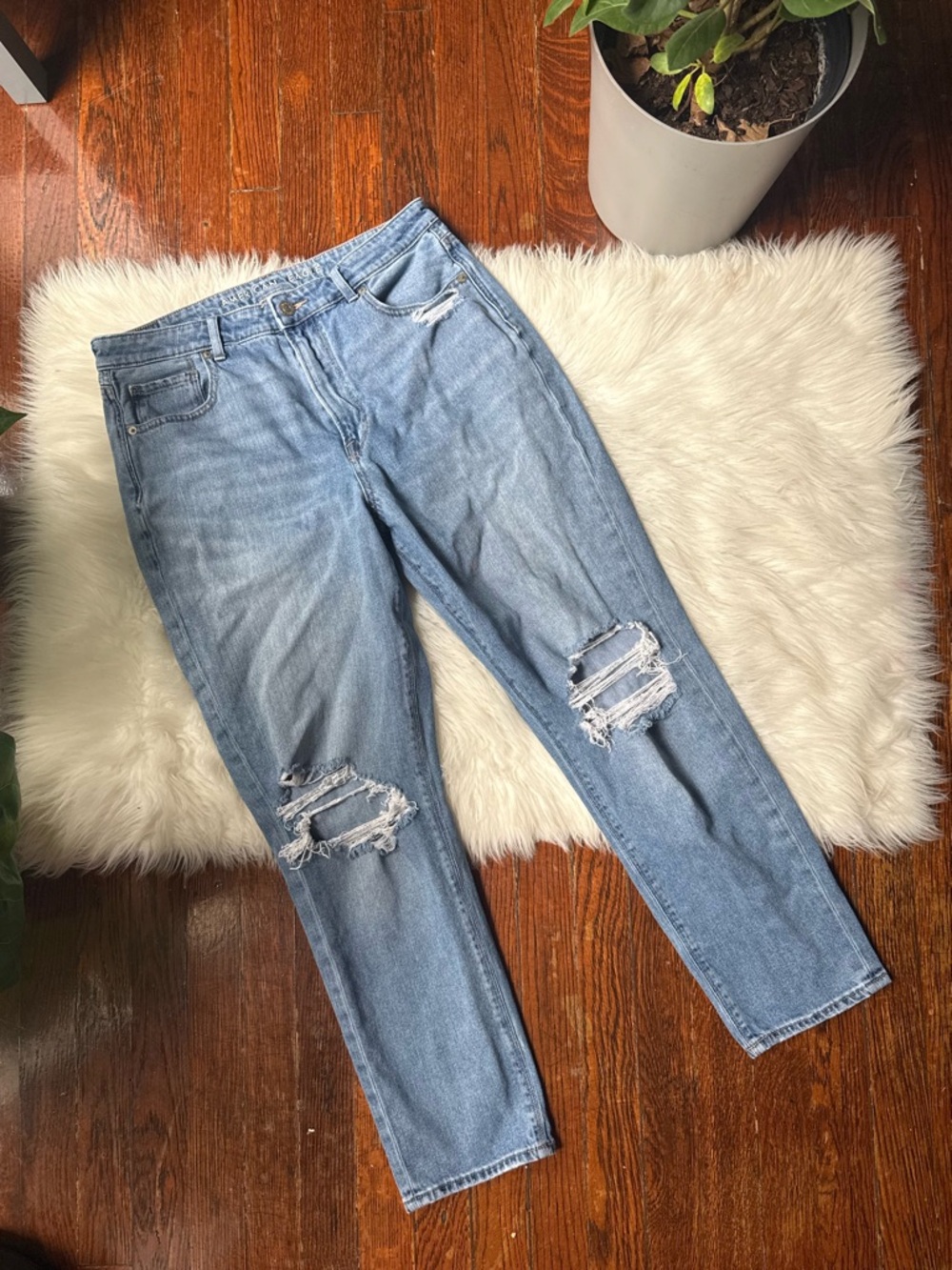 American Eagle Mom Jeans Distressed Light Wash Size 12